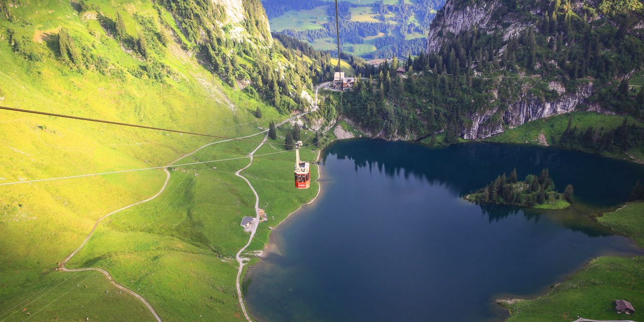 Luftseilbahn über dem Oeschinensee mit Blick auf See und Alpenpanorama