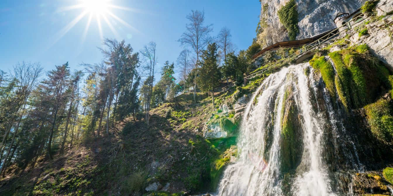 Wasserfall bei Beatush&ouml;hlen am Thunersee mit Felswand und Sonne