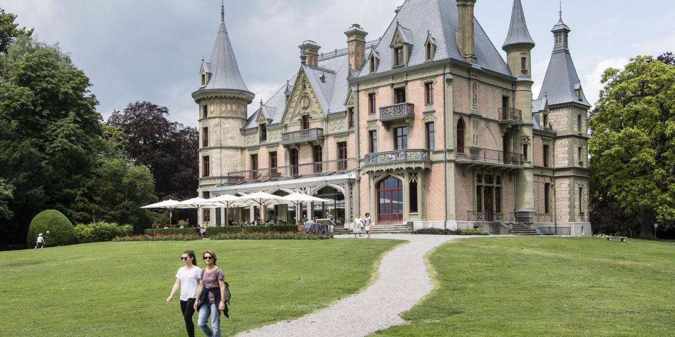 Das eindrucksvolle Schloss am Thunersee bietet eine perfekte Location für Business-Events, Tagungen und Incentives. Die herrschaftliche Architektur, umgeben von gepflegten Grünflächen, schafft inspirierende Rahmenbedingungen für erfolgreiche Veranstaltungen in der Schweiz. Ideal für Firmen aus der DACH-Region. ©Schloss Schadau Historisches Schloss am Thunersee
