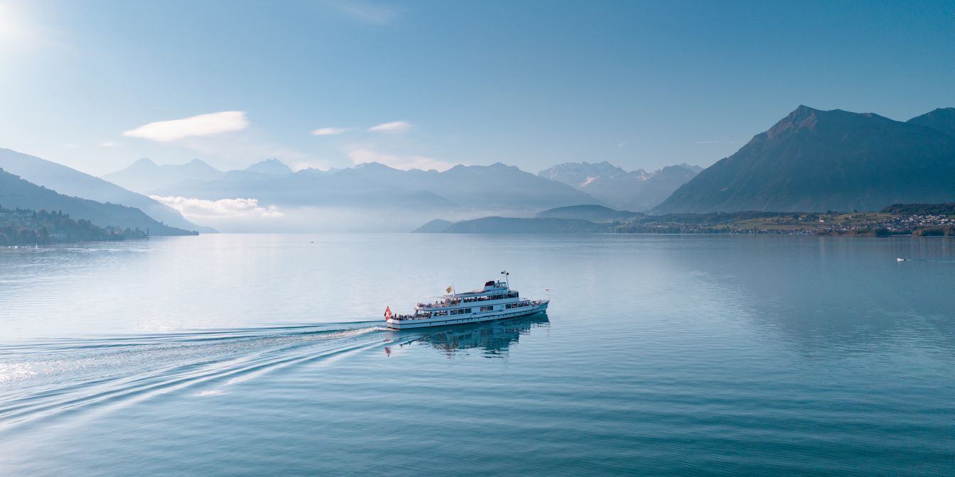 Passagierschiff auf dem Thunersee vor Alpenpanorama am Morgen