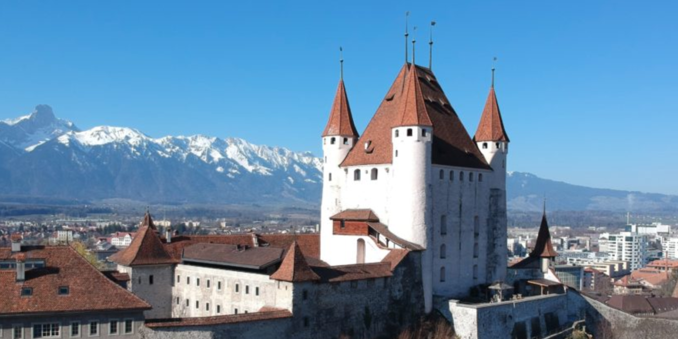 Im Vordergrund des Bildes ist das markante Schloss Thun zu sehen, das über die Stadt wacht. Im Hintergrund erheben sich das Stockhorn und die Stockhornkette. ©Schloss Thun Schloss Thun mit Stockhorn im Hintergrund