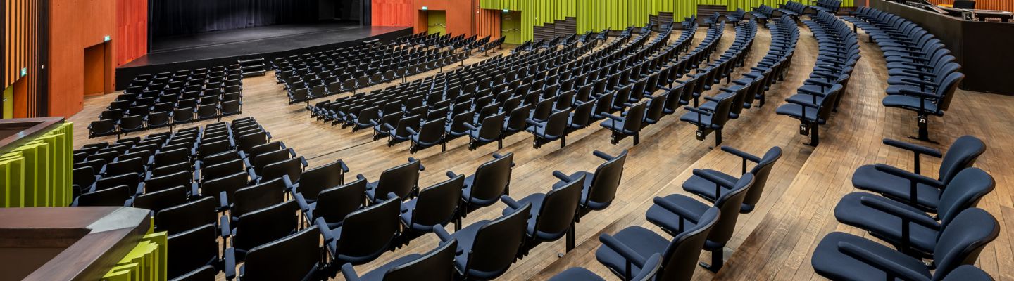Modernes Auditorium mit B&uuml;hne
