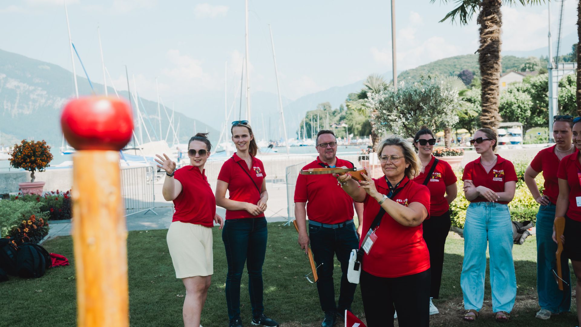 Teamevent am Thunersee: Gruppe spielt Outdoor-Spiel am Seeufer