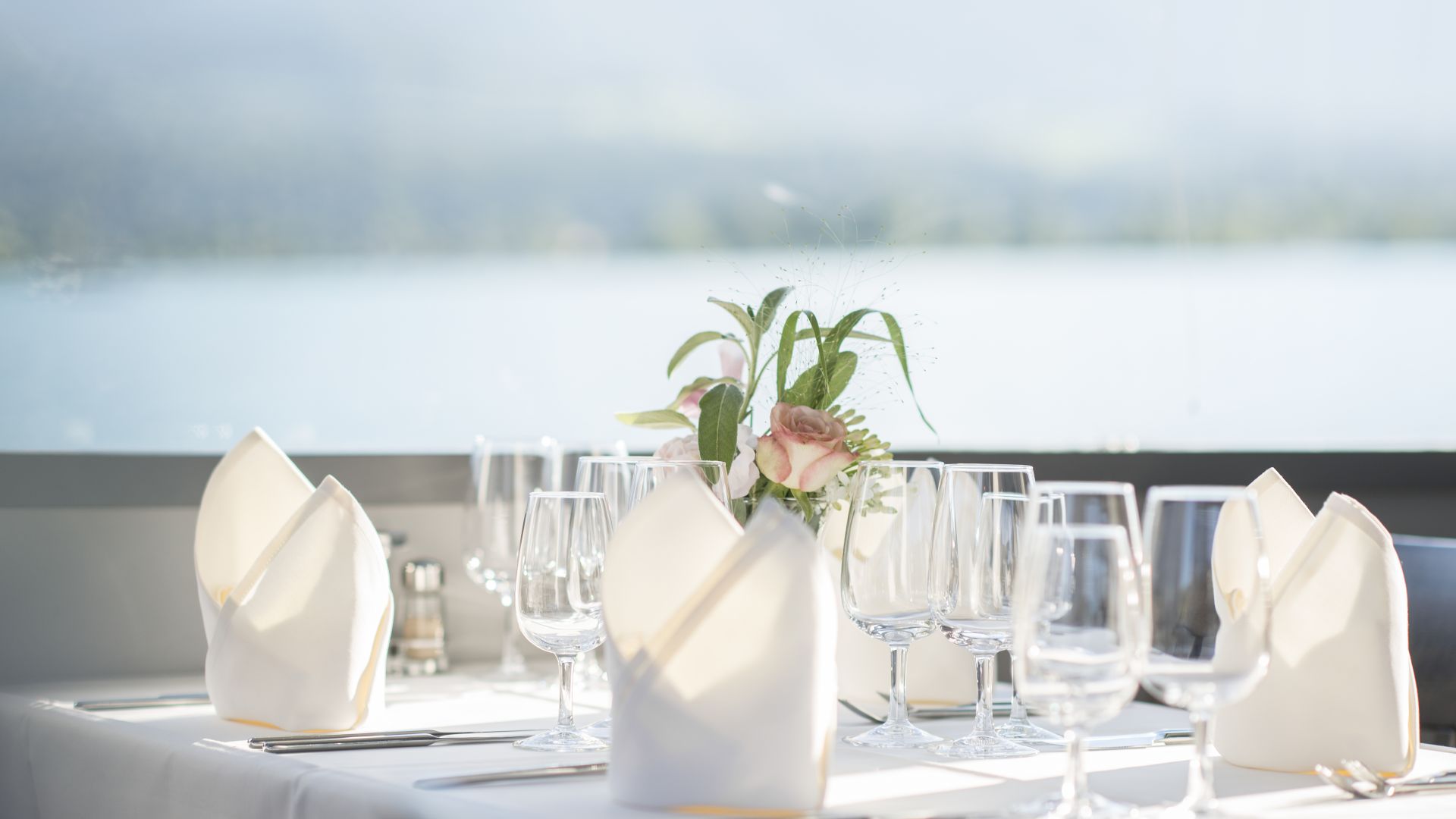 Gedeckter Tisch für Business-Event mit Seeblick am Thunersee