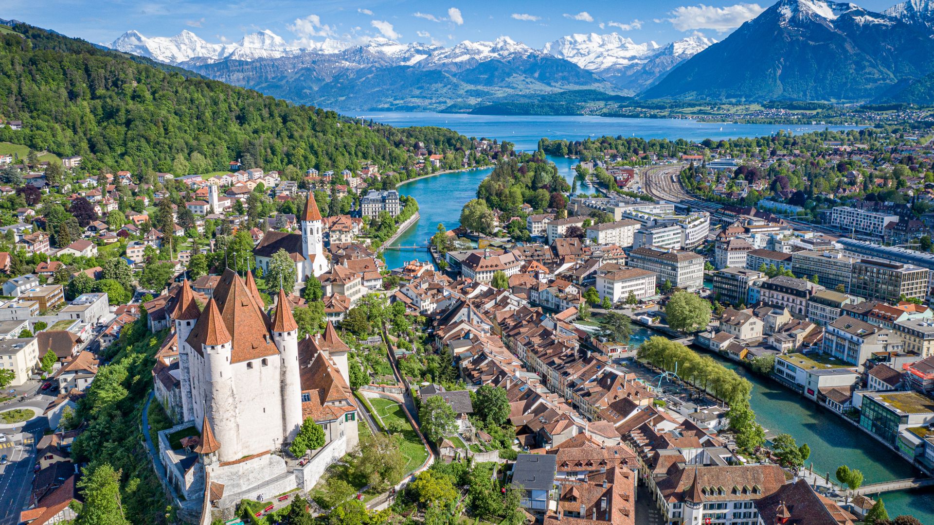 Luftaufnahme von Thun mit Schloss und Alpenpanorama