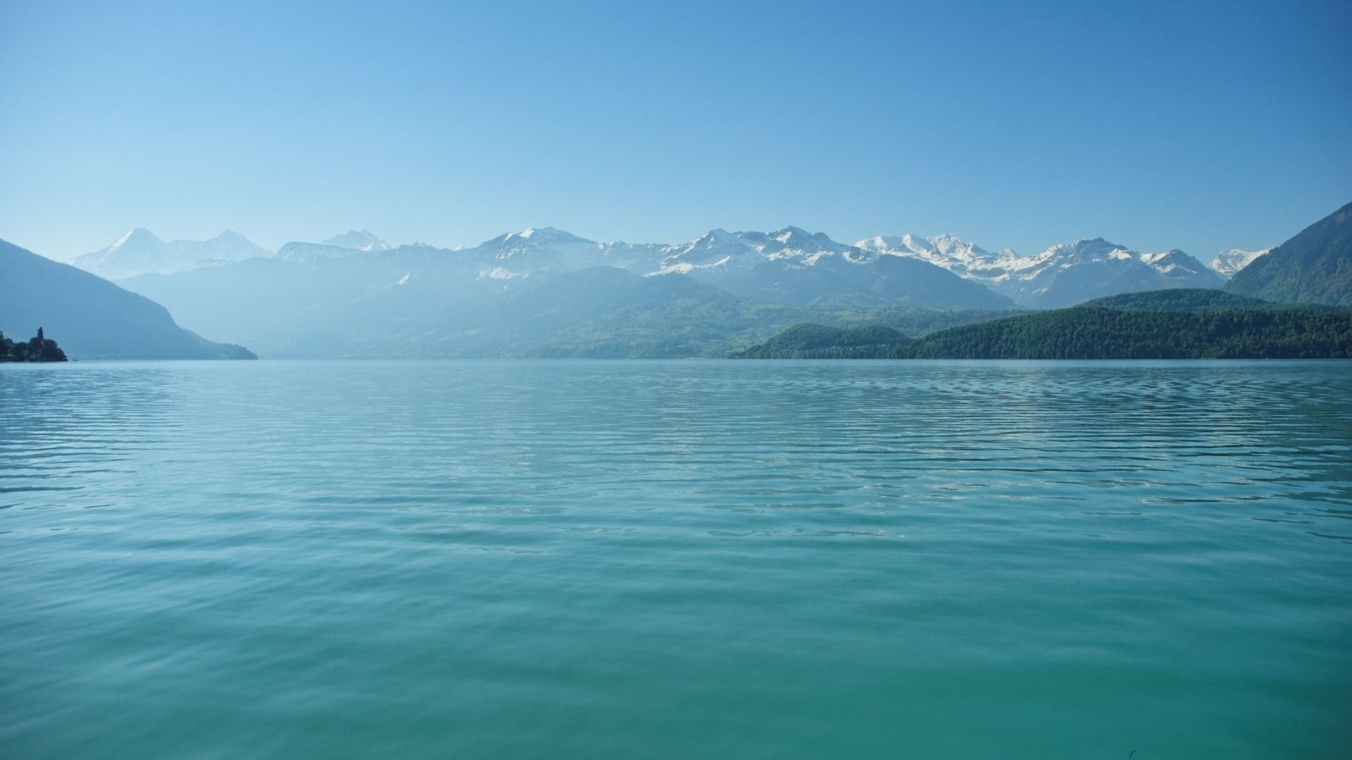 Klarer Blick über den Thunersee mit Alpenpanorama.