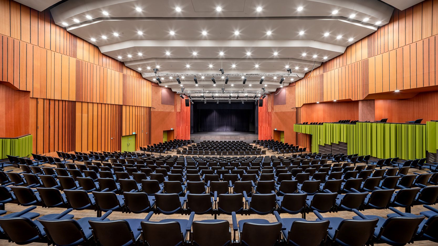 Modernes Auditorium mit Bühne