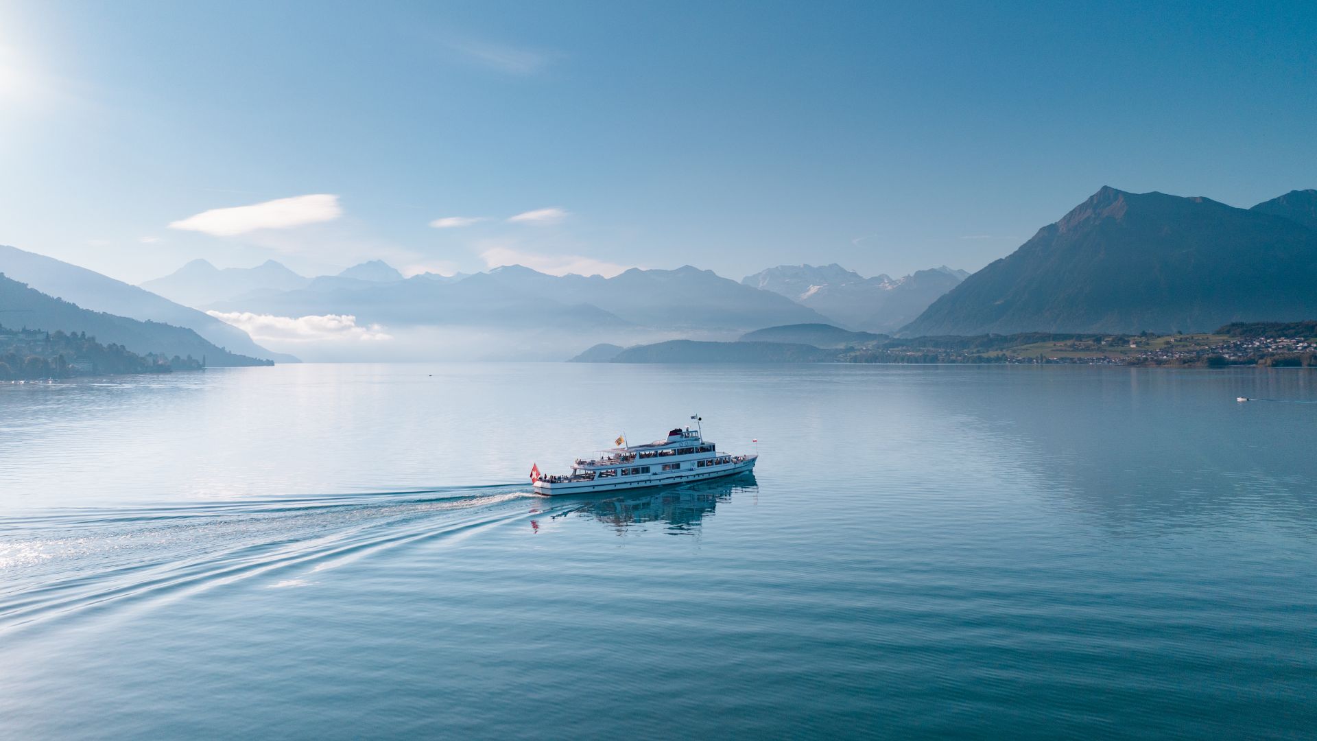 Passagierschiff auf dem Thunersee vor Alpenpanorama am Morgen