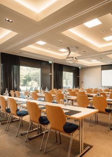 Moderner Seminarraum mit Tageslicht