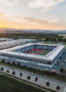 Luftaufnahme der Stockhorn Arena in Thun bei Sonnenuntergang