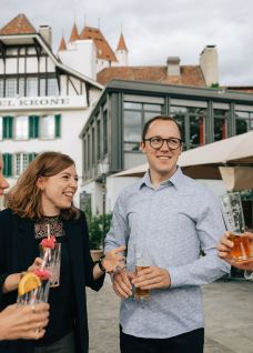 Vier Teilnehmende tauschen sich bei Getränken im Innenhof aus – entspannte Networking-Atmosphäre im historischen Zentrum von Thun. ©Hotel Krone, Thun Business-Apéro auf der Terrasse des Hotel Krone in Thun mit Blick auf die Altstadt