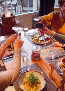 Four women toast their get-together and dinner with a glass of wine during the culinary tour of the city of Thun. ©Thun-Thunersee Tourism Thun autumn culture culinary city tour@Interlaken Tourism (15)