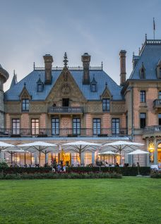 Schloss Schadau in Thun mit beleuchteter Terrasse und Eventbestuhlung am Abend
