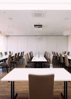 Heller Seminarraum mit U-Form-Bestuhlung und Tageslicht am Thunersee