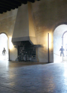 Grossz&uuml;giger Saal mit Kamin und Rundb&ouml;gen im Schloss Thun