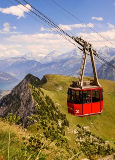 The Stockhornbahn cable car glides majestically over the green Alpine slopes, offering impressive views of Lake Thun and the Bernese Oberland. The sunny summer weather and impressive mountain backdrop create an inspiring atmosphere – ideal for corporate events and team events in the Lake Thun region. ©Stockhorn Modern Stockhorn cable car with panoramic views
