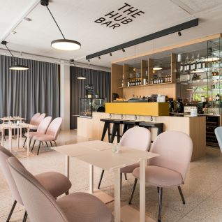 Moderne Hub Bar mit Sitzbereich und Tageslicht im Eventhotel am Thunersee