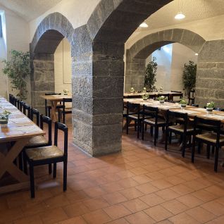 Historischer Veranstaltungsraum mit Gewölbebögen