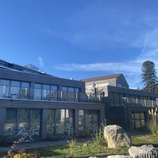 Modern lakeside conference hotel with terrace seating in the Thun–Thunersee region