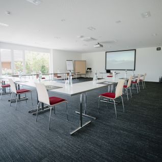 Heller Seminarraum mit U-Form, Beamer und Tageslicht in der Region Thunersee