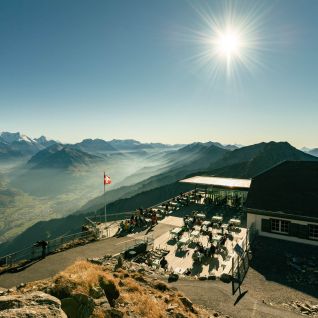 Sonnenterrasse auf dem Niederhorn mit Panoramablick über die Berner Alpen