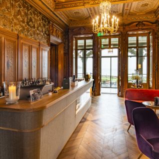 Eleganter Empfangsbereich mit Seeblick