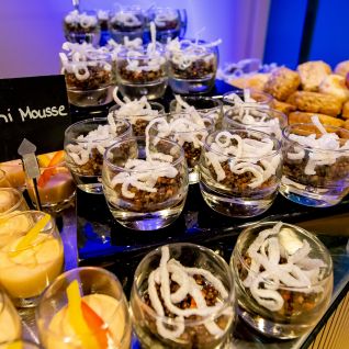 Apéro-Buffet mit Fingerfood im Glas und Brötchen für Business-Events am Thunersee