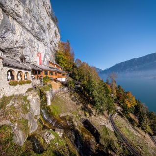 Beatenberg: St. Beatus-Höhlen am Fels über dem Thunersee