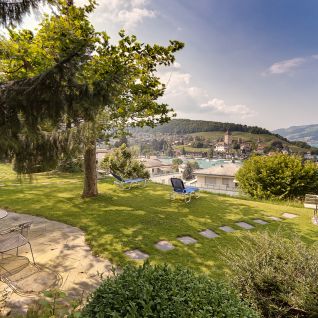 Garten-Terrasse mit Sitzplatz und Blick auf den Thunersee und die Alpen