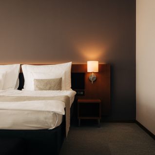 Modernes Hotelzimmer mit Doppelbett