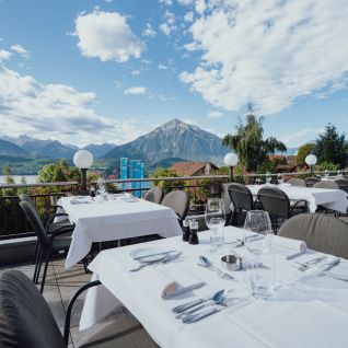Elegantes Outdoor-Dining mit Alpenblick