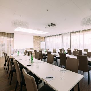Stockhorn - Moderner Tagungsraum mit Tageslicht