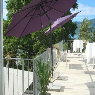 Sonnige Eventterrasse mit Seeblick