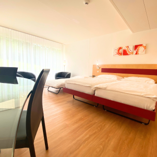 Modernes Dreibettzimmer im Hotel Seaside