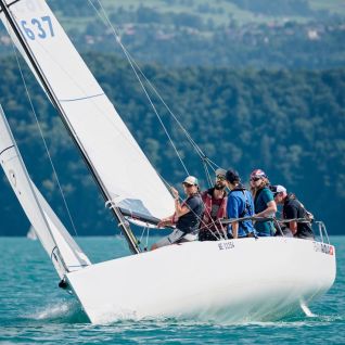Team sailing on Lake Thun
