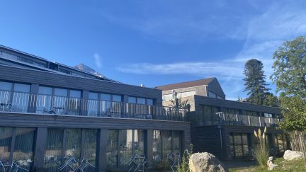 Moderne Seminar- und Tagungslocation mit Terrasse am Thunersee