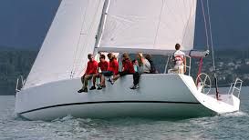 Eine motivierte Gruppe genießt einen Segelkurs auf dem Thunersee, umgeben von beeindruckenden Alpenkulissen. Die moderne Segelyacht eignet sich perfekt für Teambuilding-Events und Firmenseminare direkt am Wasser. Ideale Wahl für Unternehmen, die Erlebnis und Zusammenarbeit fördern möchten. Segelschule Thunersee – Teamwork auf dem Wasser