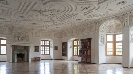 Bright, impressive Baroque hall with richly decorated stucco on the ceiling and walls, large windows and polished wooden floors. A castle and its history provide the ideal setting for a guided tour after a day of seminars in the Lake Thun region in the canton of Bern. ©Spiez Castle Baroque ballroom on Lake Thun