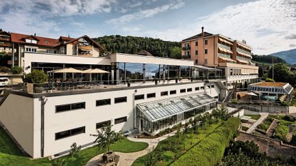 Modernes Hotel- und Kongresszentrum mit Terrasse und Garten am Thunersee
