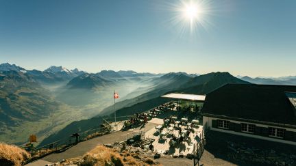 Bergrestaurant mit grosser Terrasse, Sitzplätzen und Blick ins Tal – ideal für Meetings, Incentives und Teamevents in der Thunersee-Region. ©Niesen Sonnenterrasse auf dem Niederhorn mit Panoramablick über die Berner Alpen