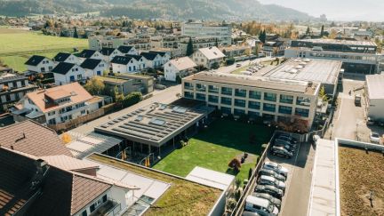 Moderne Eventlocation mit Alpenblick