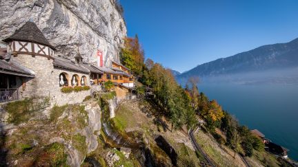 Beatenberg: St. Beatus-H&ouml;hlen am Fels &uuml;ber dem Thunersee