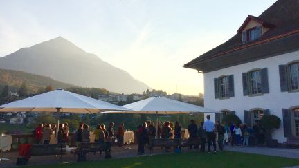 Ap&eacute;ro im Garten mit Sonnenschirmen und Bergpanorama bei Thun