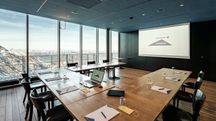 Moderner Meetingraum mit Panoramafenstern und Beamer f&uuml;r Business-Events am Thunersee