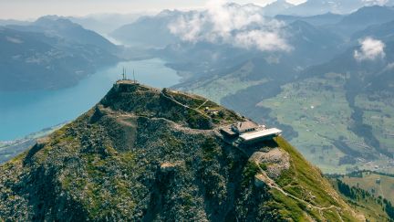 Aussichtspunkt und Gipfelrestaurant auf dem Niesen &uuml;ber dem Thunersee