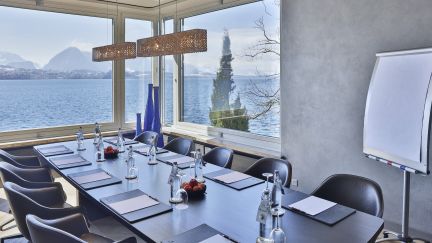 Moderner Meetingraum am Thunersee mit Seeblick und Flipchart