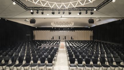 Geräumiger, lichtdurchfluteter Saal mit moderner Ausstattung und zahlreichen Sitzplätzen, ideal für Konferenzen, Tagungen und Business-Events. Die stilvolle Beleuchtung und flexible Bestuhlung bieten einen professionellen Rahmen für Veranstaltungen am Thunersee in der Region Bern. ©Westhalle Thun Modernes Konferenzzentrum am Thunersee