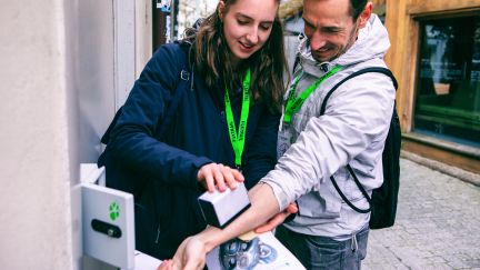 Eine Frau und ein Mann sind auf einem Stadttrail durch Thun unterwegs – ein aktivierendes Rahmenprogramm für Meetings, Tagungen oder Incentives. @FoxTrail Zwei Teilnehmende auf einem Stadttrail