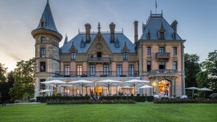 Schloss Schadau in Thun mit beleuchteter Terrasse und Eventbestuhlung am Abend