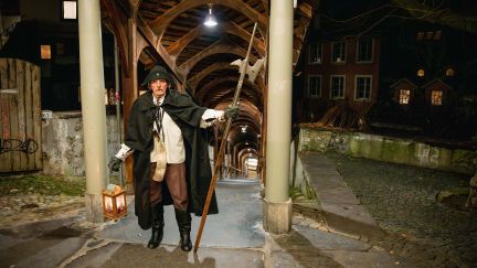 Nachtw&auml;chter im historischen Laubengang in Thun mit Laterne und Hellebarde